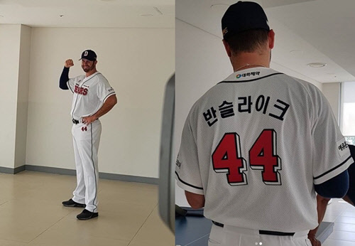 두산 베어스는 새 외국인 타자 스콧 반 슬라이크(32)가 유니폼을 입고 사진 촬영한 사진을 공개했다. <두산베어스 인스타그램 캡처>